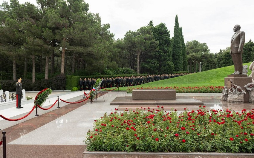 DİN rəhbərliyi Heydər Əliyevin məzarını ziyarət edib<font color=red> - FOTOLAR</font>