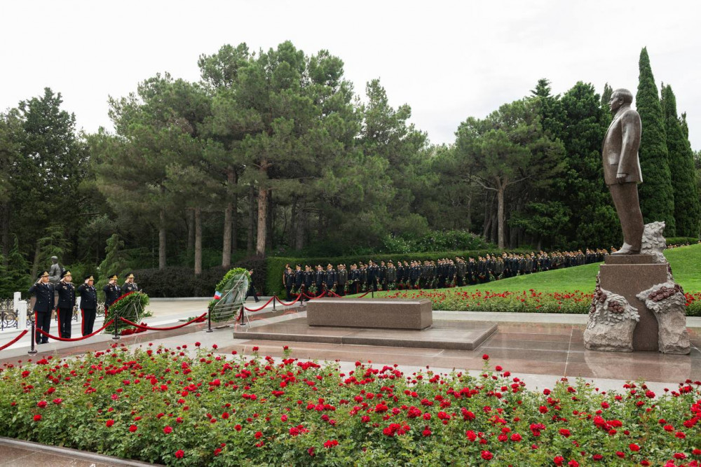 DİN rəhbərliyi Heydər Əliyevin məzarını ziyarət edib<font color=red> - FOTOLAR</font>