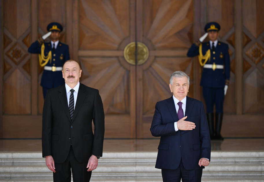 Özbəkistan Prezidenti Şavkat Mirziyoyevin rəsmi qarşılanma mərasimi olub<font color=red> - FOTOLAR</font>
