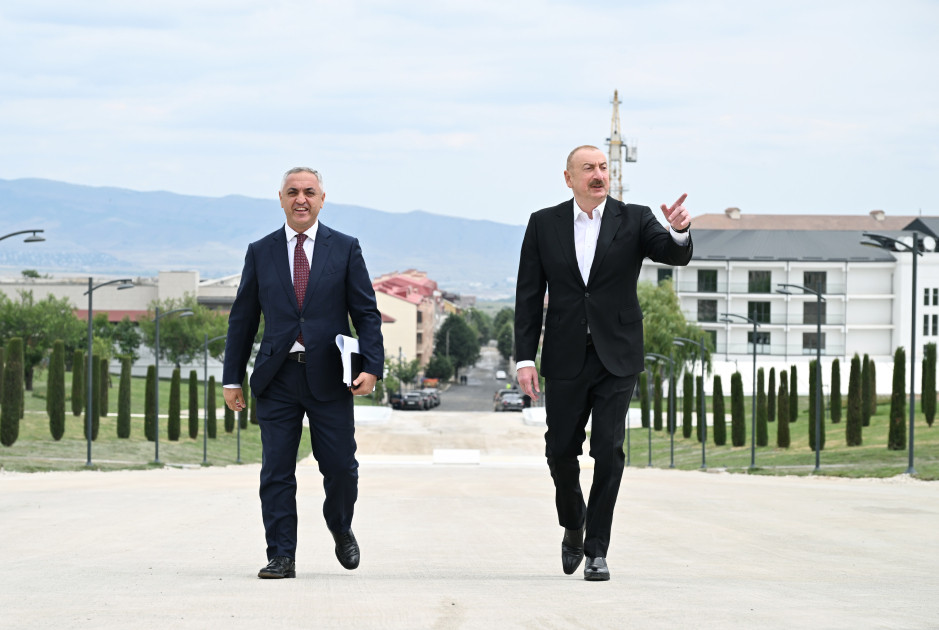 Prezident İlham Əliyev Xankəndidə Zəfər parkında görülən tikinti işləri ilə tanış olub<font color=red> - FOTOLAR</font>