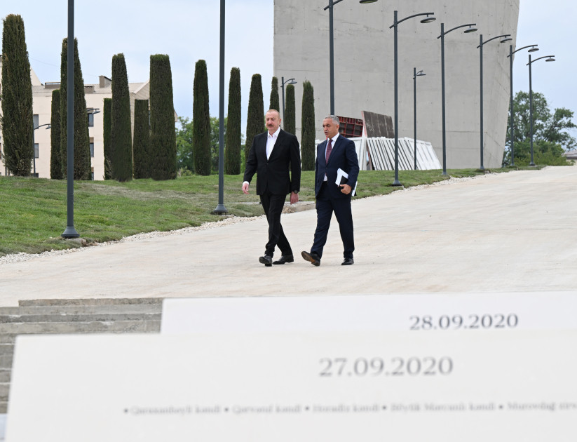 Prezident İlham Əliyev Xankəndidə Zəfər parkında görülən tikinti işləri ilə tanış olub<font color=red> - FOTOLAR</font>