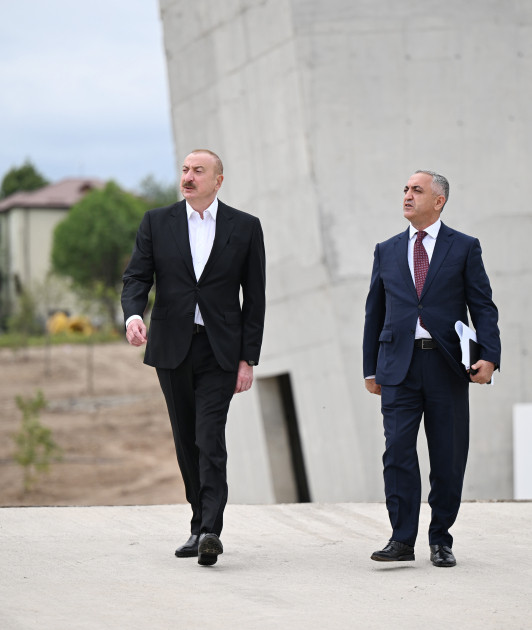 Prezident İlham Əliyev Xankəndidə Zəfər parkında görülən tikinti işləri ilə tanış olub<font color=red> - FOTOLAR</font>