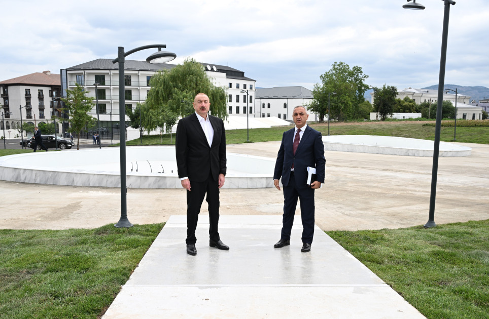 Prezident İlham Əliyev Xankəndidə Zəfər parkında görülən tikinti işləri ilə tanış olub<font color=red> - FOTOLAR</font>