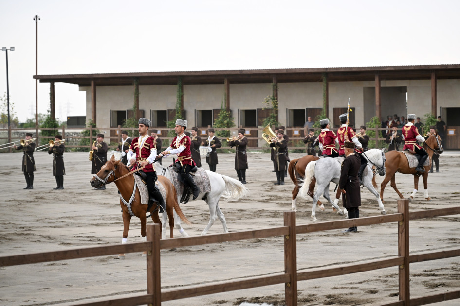 ECO-nun 17-ci Zirvə görüşünün iştirakçıları Ağdamdakı “İmarət” Kompleksində Qarabağ atlarının “Zəfər” şousunu izləyiblər<font color=red> - FOTOLAR</font>
