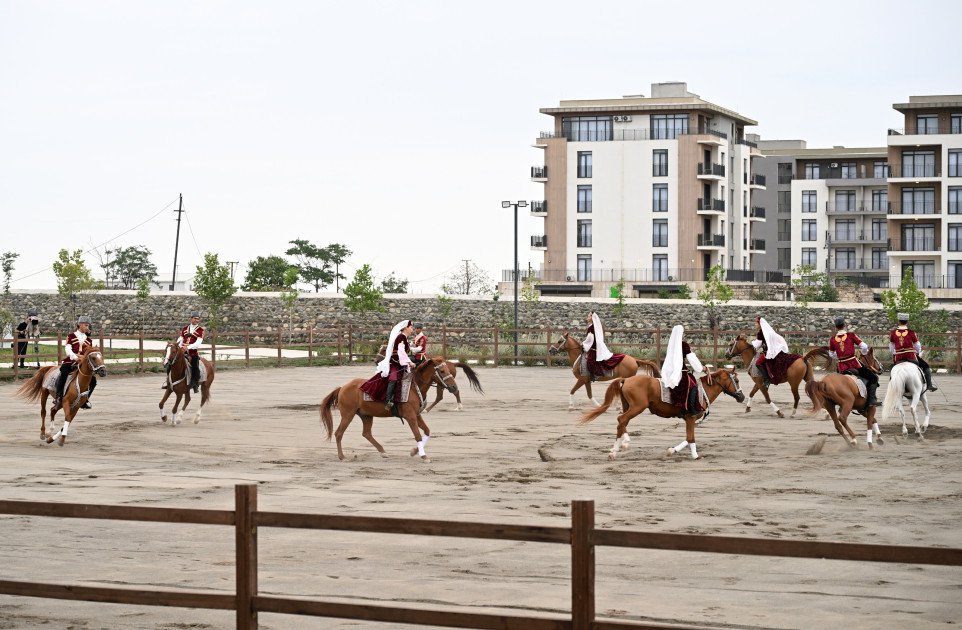 ECO-nun 17-ci Zirvə görüşünün iştirakçıları Ağdamdakı “İmarət” Kompleksində Qarabağ atlarının “Zəfər” şousunu izləyiblər<font color=red> - FOTOLAR</font>