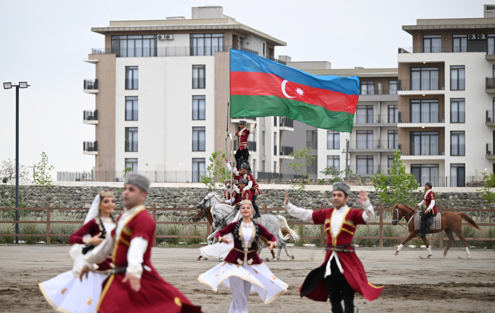 ECO-nun 17-ci Zirvə görüşünün iştirakçıları Ağdamdakı “İmarət” Kompleksində Qarabağ atlarının “Zəfər” şousunu izləyiblər<font color=red> - FOTOLAR</font>