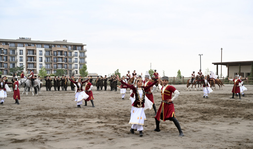 ECO-nun 17-ci Zirvə görüşünün iştirakçıları Ağdamdakı “İmarət” Kompleksində Qarabağ atlarının “Zəfər” şousunu izləyiblər<font color=red> - FOTOLAR</font>