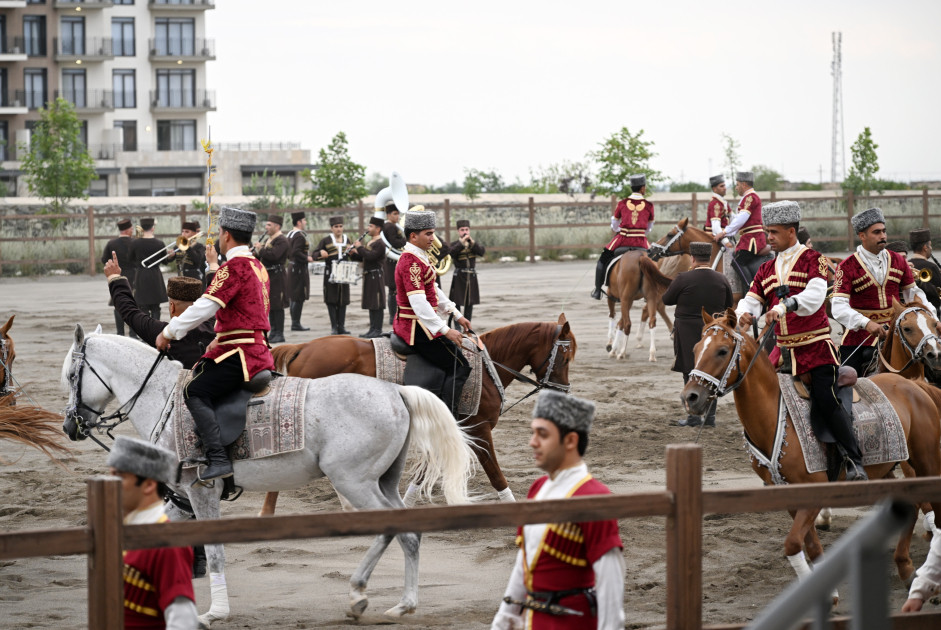 ECO-nun 17-ci Zirvə görüşünün iştirakçıları Ağdamdakı “İmarət” Kompleksində Qarabağ atlarının “Zəfər” şousunu izləyiblər<font color=red> - FOTOLAR</font>