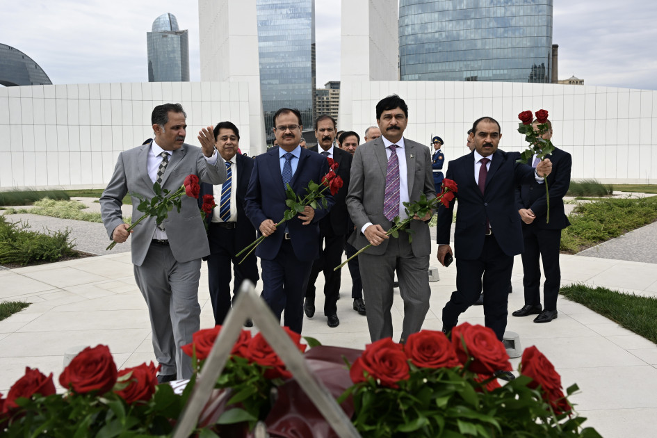 Pakistan Milli Assambleyasının sədri Bakıda Zəfər parkını ziyarət edib<font color=red> - FOTOLAR</font>