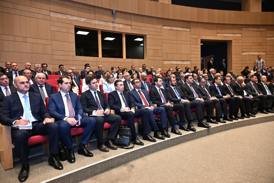 “Azərbaycanın xarici siyasəti suverenliyin bərpasından sonra: prioritetlər və çağırışlar” mövzusunda IX müşavirənin açılışı olub<font color=red> - FOTOLAR</font>