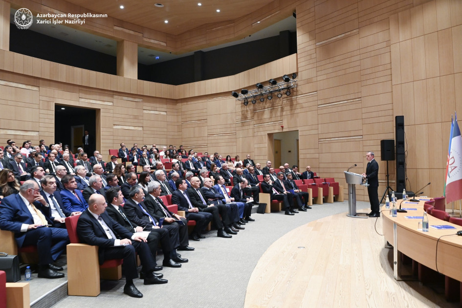 “Azərbaycanın xarici siyasəti suverenliyin bərpasından sonra: prioritetlər və çağırışlar” mövzusunda IX müşavirənin açılışı olub<font color=red> - FOTOLAR</font>
