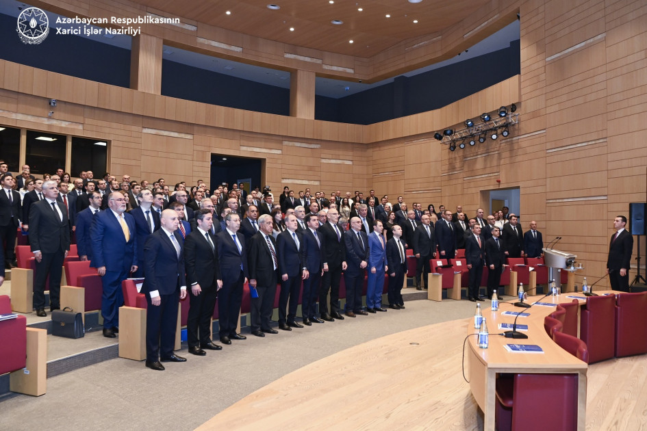 “Azərbaycanın xarici siyasəti suverenliyin bərpasından sonra: prioritetlər və çağırışlar” mövzusunda IX müşavirənin açılışı olub<font color=red> - FOTOLAR</font>