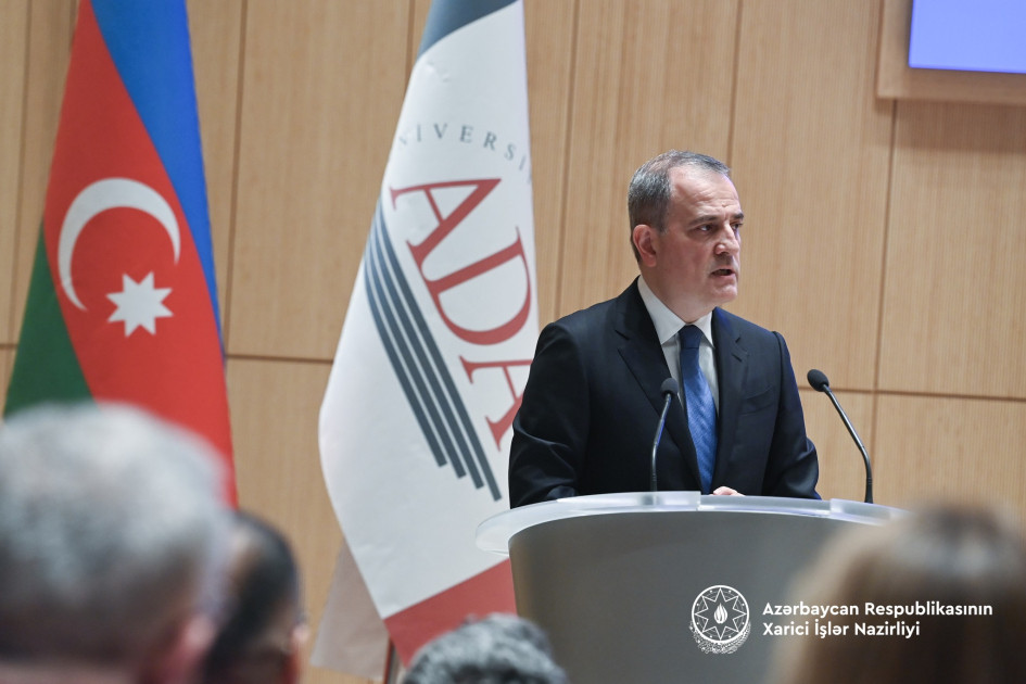 “Azərbaycanın xarici siyasəti suverenliyin bərpasından sonra: prioritetlər və çağırışlar” mövzusunda IX müşavirənin açılışı olub<font color=red> - FOTOLAR</font>