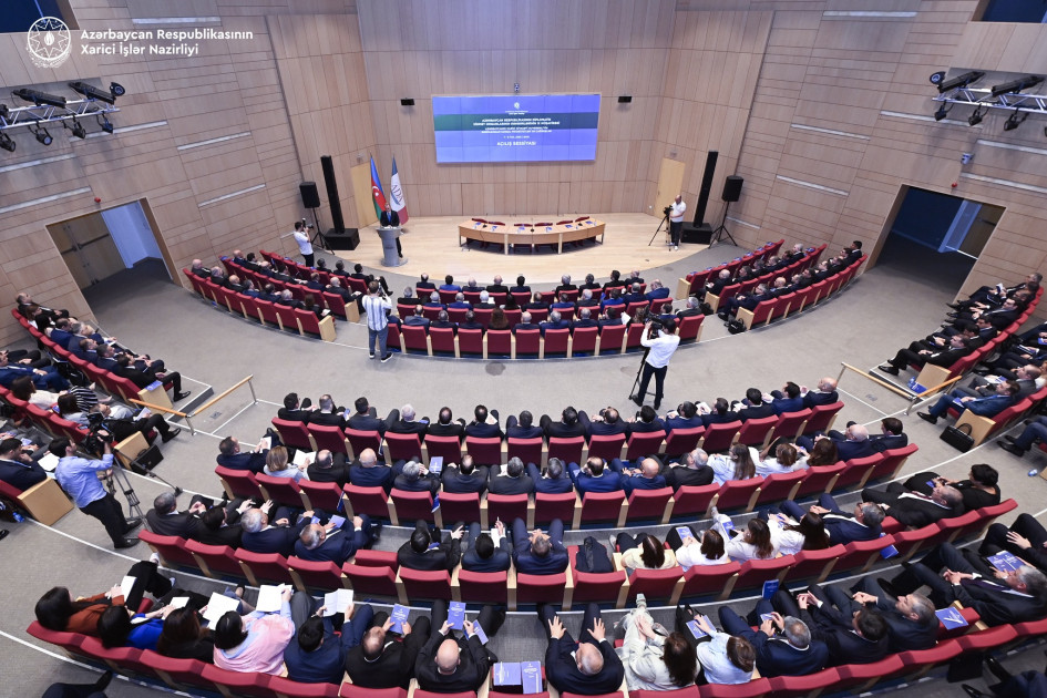 “Azərbaycanın xarici siyasəti suverenliyin bərpasından sonra: prioritetlər və çağırışlar” mövzusunda IX müşavirənin açılışı olub<font color=red> - FOTOLAR</font>