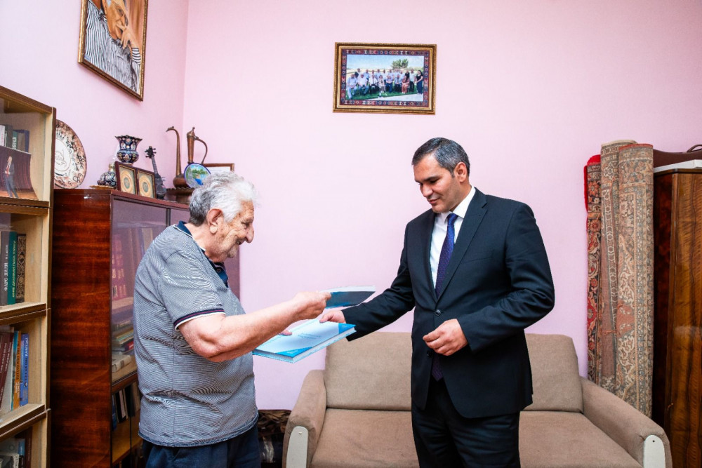 Naxçıvan MR Həmkarlar İttifaqları Şurasının sədri Qəzənfər Abdullayev görkəmli tarzən Əkrəm Məmmədlini ziyarət edib<font color=red> - FOTOLAR</font>