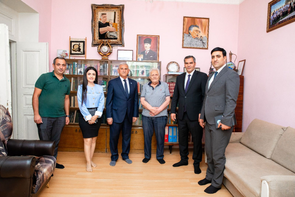 Naxçıvan MR Həmkarlar İttifaqları Şurasının sədri Qəzənfər Abdullayev görkəmli tarzən Əkrəm Məmmədlini ziyarət edib<font color=red> - FOTOLAR</font>