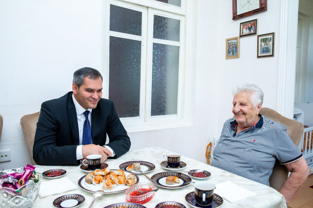 Naxçıvan MR Həmkarlar İttifaqları Şurasının sədri Qəzənfər Abdullayev görkəmli tarzən Əkrəm Məmmədlini ziyarət edib<font color=red> - FOTOLAR</font>