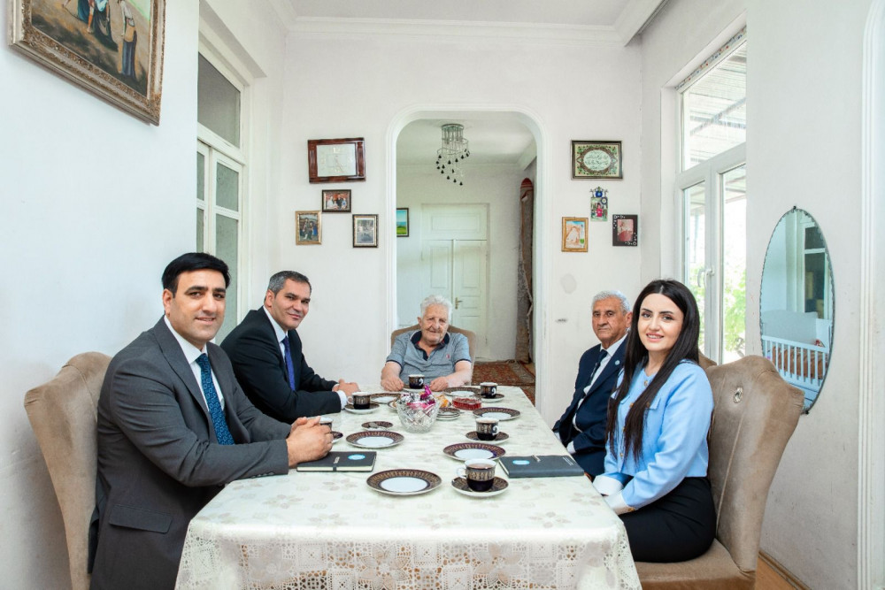 Naxçıvan MR Həmkarlar İttifaqları Şurasının sədri Qəzənfər Abdullayev görkəmli tarzən Əkrəm Məmmədlini ziyarət edib<font color=red> - FOTOLAR</font>