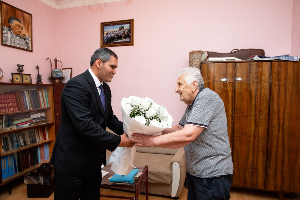Naxçıvan MR Həmkarlar İttifaqları Şurasının sədri Qəzənfər Abdullayev görkəmli tarzən Əkrəm Məmmədlini ziyarət edib<font color=red> - FOTOLAR</font>