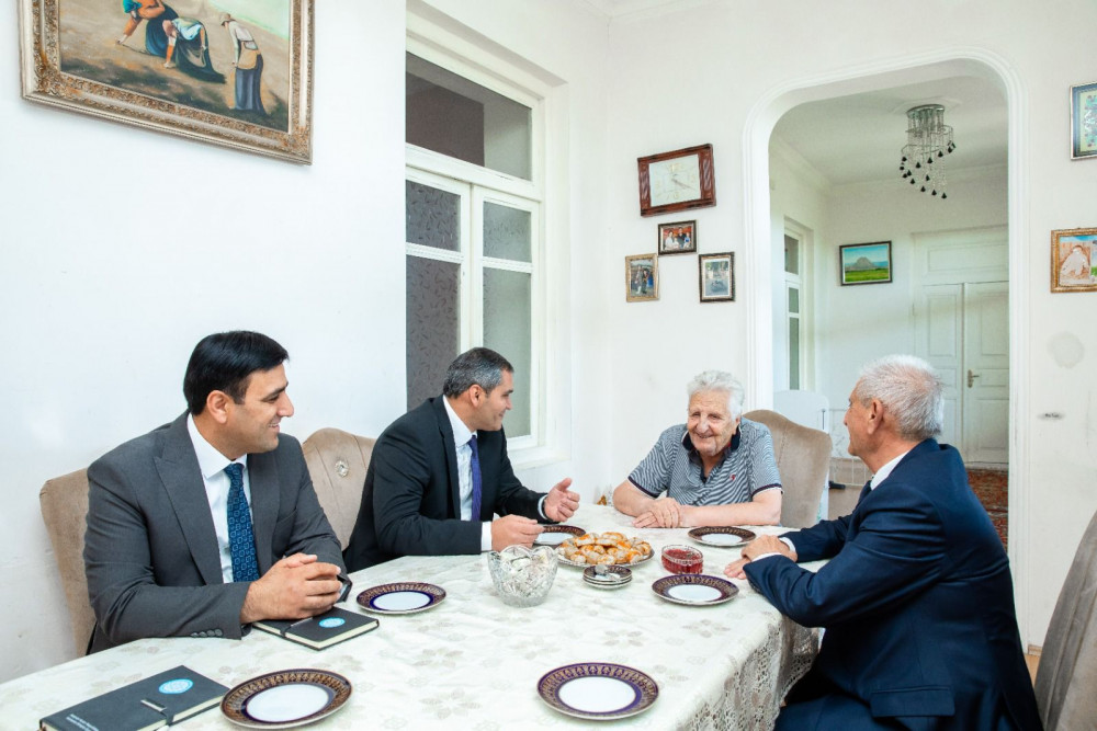 Naxçıvan MR Həmkarlar İttifaqları Şurasının sədri Qəzənfər Abdullayev görkəmli tarzən Əkrəm Məmmədlini ziyarət edib<font color=red> - FOTOLAR</font>