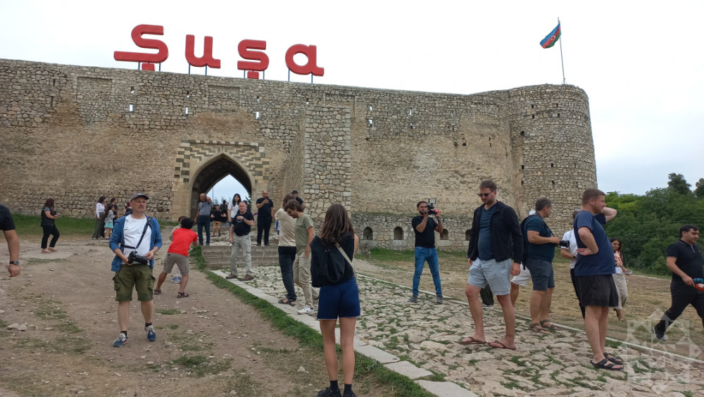 Beynəlxalq səyyahlar Şuşa şəhəri ilə tanış olublar<font color=red> - FOTOLAR</font>