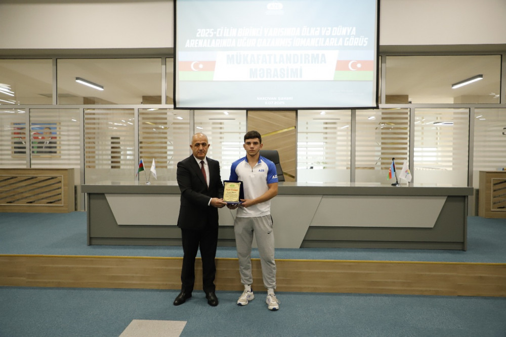 Ölkə və beynəlxalq arenalarda uğur qazanmış Naxçıvan idmançıları mükafatlabdırılıblar<font color=red> - FOTOLAR</font>