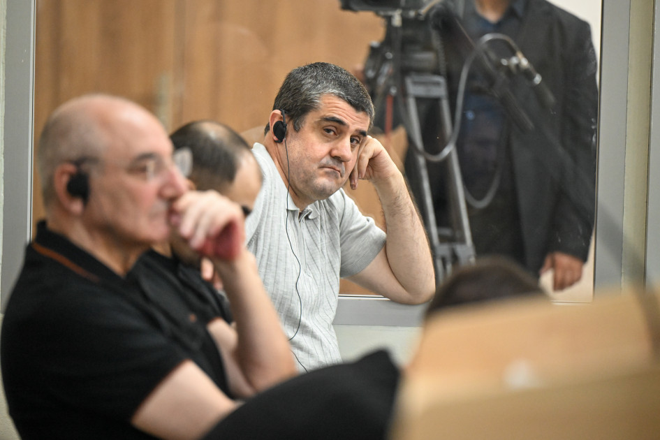 Ermənistan silahlı qüvvələrinin azərbaycanlıları əsir götürərkən işgəncə vermələrini əks etdirən videokadrlar məhkəmədə nümayiş etdirilib<font color=red> - FOTOLAR</font>