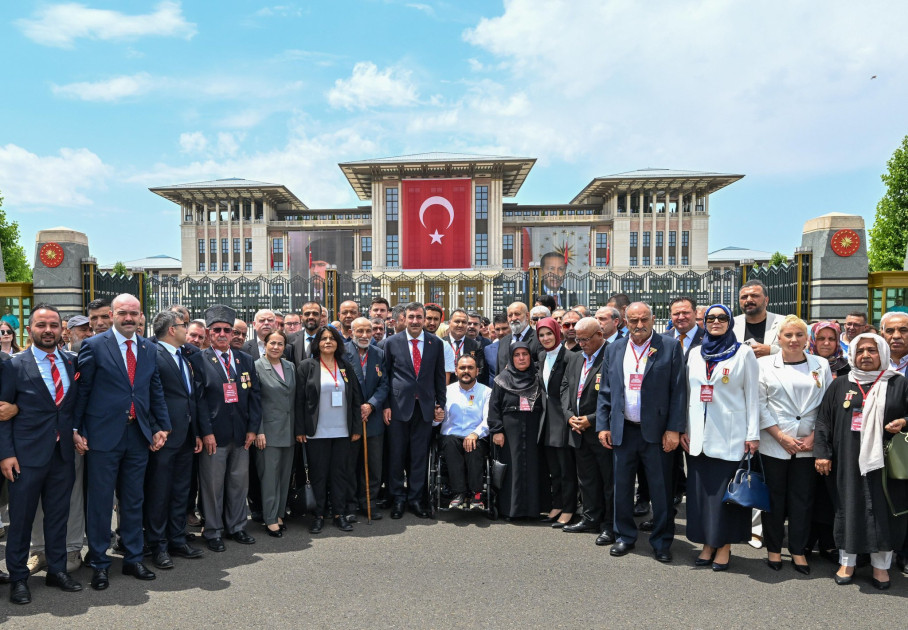 Türkiyənin vitse-prezidenti 15 İyul qəhrəmanlarının abidəsi önünə əklil qoyub<font color=red> - FOTOLAR</font>