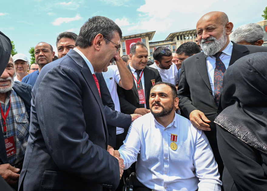 Türkiyənin vitse-prezidenti 15 İyul qəhrəmanlarının abidəsi önünə əklil qoyub<font color=red> - FOTOLAR</font>