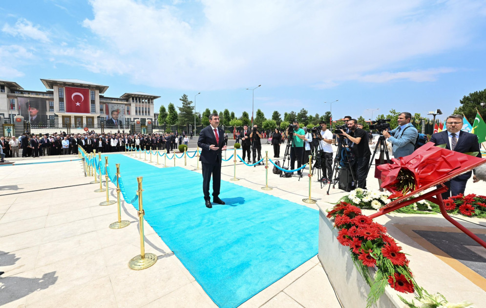Türkiyənin vitse-prezidenti 15 İyul qəhrəmanlarının abidəsi önünə əklil qoyub<font color=red> - FOTOLAR</font>