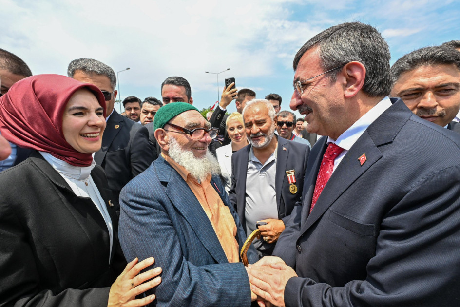 Türkiyənin vitse-prezidenti 15 İyul qəhrəmanlarının abidəsi önünə əklil qoyub<font color=red> - FOTOLAR</font>