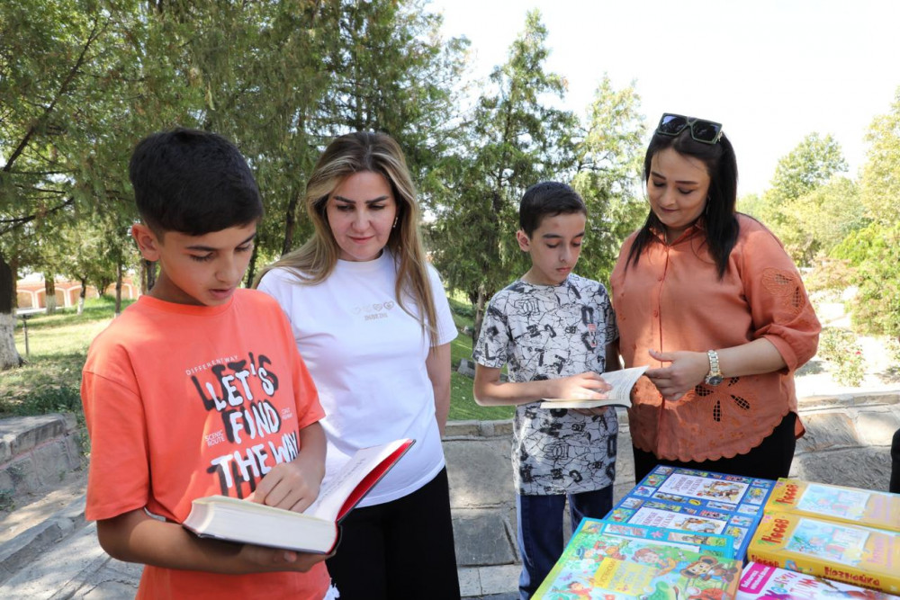 Naxçıvanda Uşaq Kitabxanasına yeni kitablar təqdim olunub <font color=red> - FOTOLAR</font>