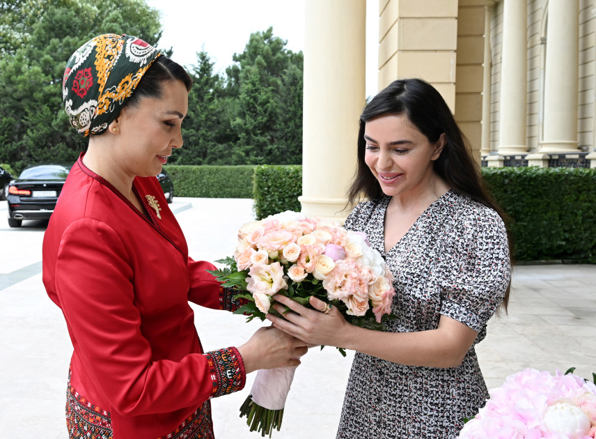 Heydər Əliyev Fondunun vitse-prezidenti Leyla Əliyeva Türkmənistan Xalq Məsləhəti sədrinin qızı Oquldjaxan Atabayeva ilə görüşüb<font color=red> - FOTOLAR</font>