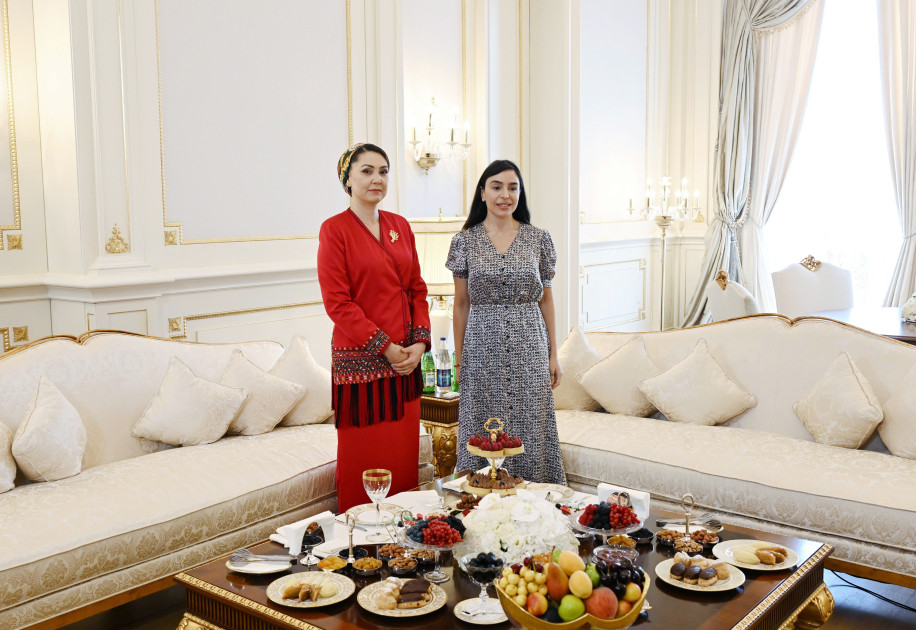 Heydər Əliyev Fondunun vitse-prezidenti Leyla Əliyeva Türkmənistan Xalq Məsləhəti sədrinin qızı Oquldjaxan Atabayeva ilə görüşüb<font color=red> - FOTOLAR</font>