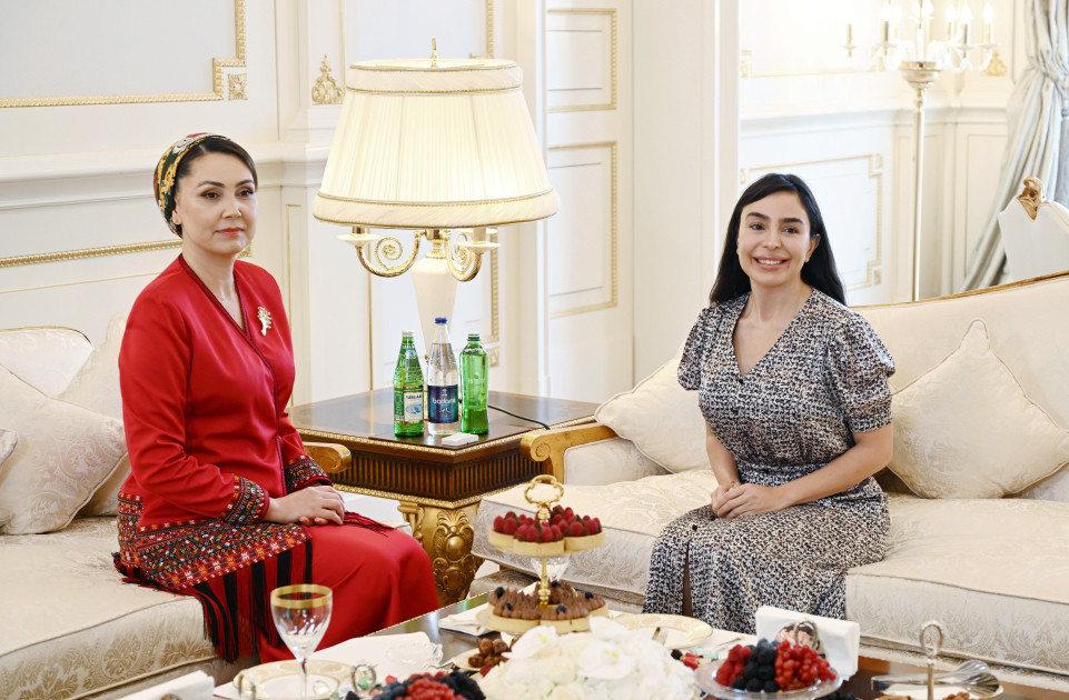 Heydər Əliyev Fondunun vitse-prezidenti Leyla Əliyeva Türkmənistan Xalq Məsləhəti sədrinin qızı Oquldjaxan Atabayeva ilə görüşüb<font color=red> - FOTOLAR</font>
