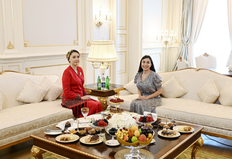 Heydər Əliyev Fondunun vitse-prezidenti Leyla Əliyeva Türkmənistan Xalq Məsləhəti sədrinin qızı Oquldjaxan Atabayeva ilə görüşüb<font color=red> - FOTOLAR</font>