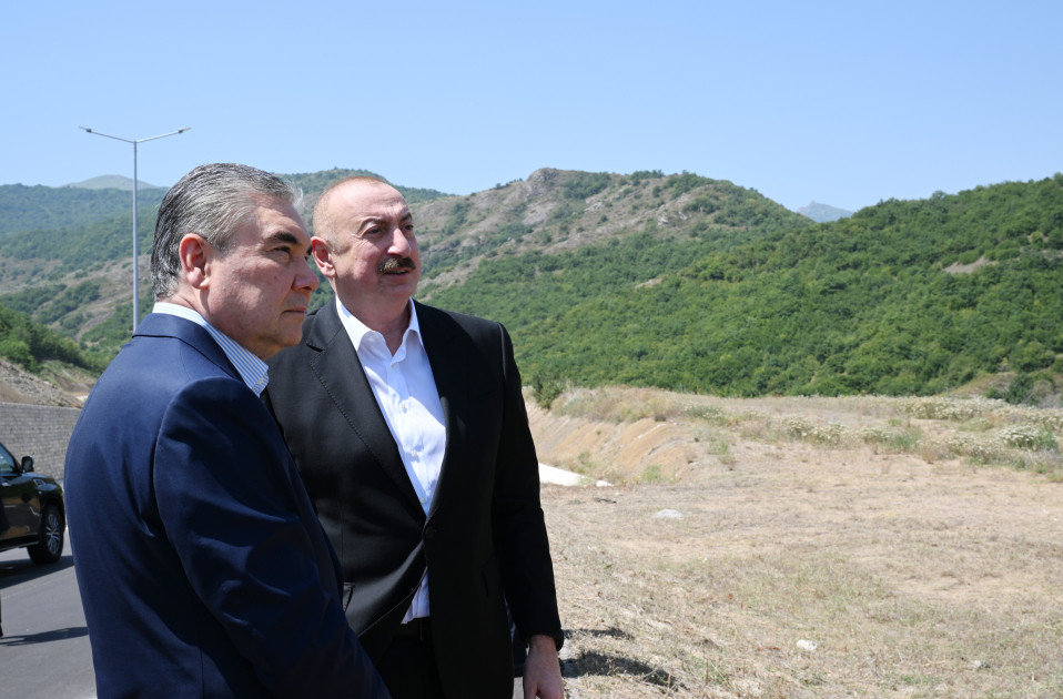 Prezident İlham Əliyev və Qurbanqulu Berdiməhəmmədov Şuşa rayonunun Daşaltı kəndinin fonunda şəkil çəkdiriblər<font color=red> - FOTOLAR</font>