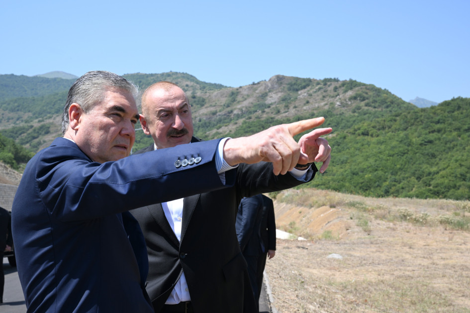 Prezident İlham Əliyev və Qurbanqulu Berdiməhəmmədov Şuşa rayonunun Daşaltı kəndinin fonunda şəkil çəkdiriblər<font color=red> - FOTOLAR</font>