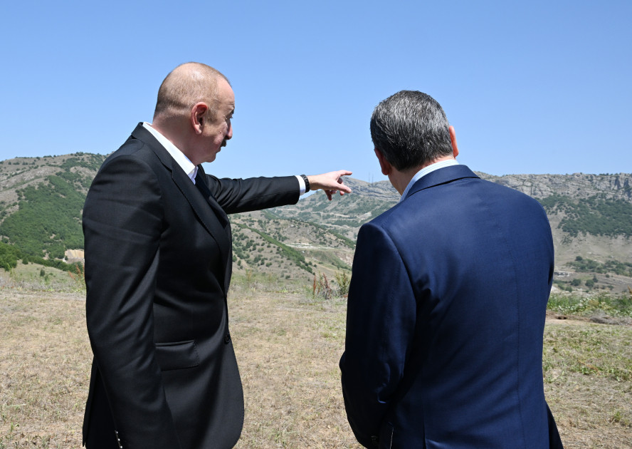 Prezident İlham Əliyev və Qurbanqulu Berdiməhəmmədov Şuşa rayonunun Daşaltı kəndinin fonunda şəkil çəkdiriblər<font color=red> - FOTOLAR</font>