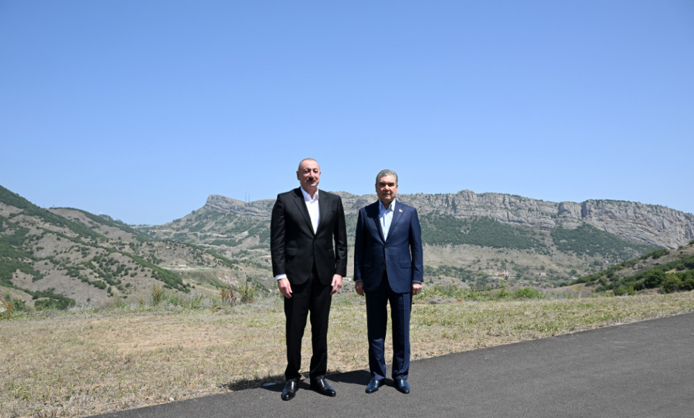 Prezident İlham Əliyev və Qurbanqulu Berdiməhəmmədov Şuşa rayonunun Daşaltı kəndinin fonunda şəkil çəkdiriblər<font color=red> - FOTOLAR</font>
