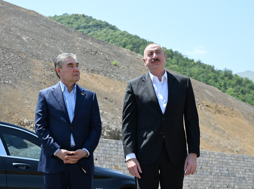 Prezident İlham Əliyev və Qurbanqulu Berdiməhəmmədov Şuşa rayonunun Daşaltı kəndinin fonunda şəkil çəkdiriblər<font color=red> - FOTOLAR</font>