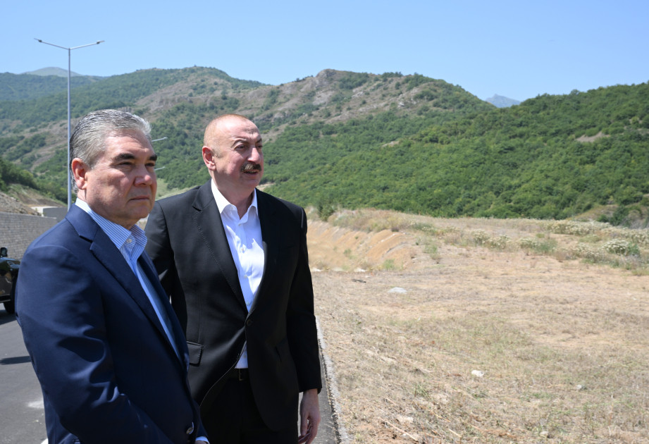 Prezident İlham Əliyev və Qurbanqulu Berdiməhəmmədov Şuşa rayonunun Daşaltı kəndinin fonunda şəkil çəkdiriblər<font color=red> - FOTOLAR</font>