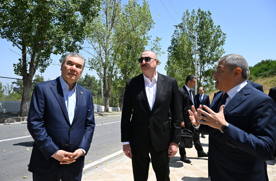 Prezident İlham Əliyev və Türkmənistan Xalq Məsləhətinin sədri Şuşada Natəvanın, Bülbülün və Üzeyir Hacıbəylinin gülləbaran edilmiş heykəllərinə baxıblar<font color=red> - FOTOLAR</font>