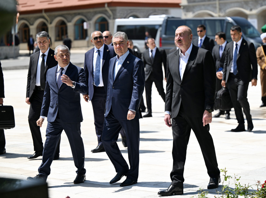 Prezident İlham Əliyev və Türkmənistan Xalq Məsləhətinin sədri Şuşada Natəvanın, Bülbülün və Üzeyir Hacıbəylinin gülləbaran edilmiş heykəllərinə baxıblar<font color=red> - FOTOLAR</font>