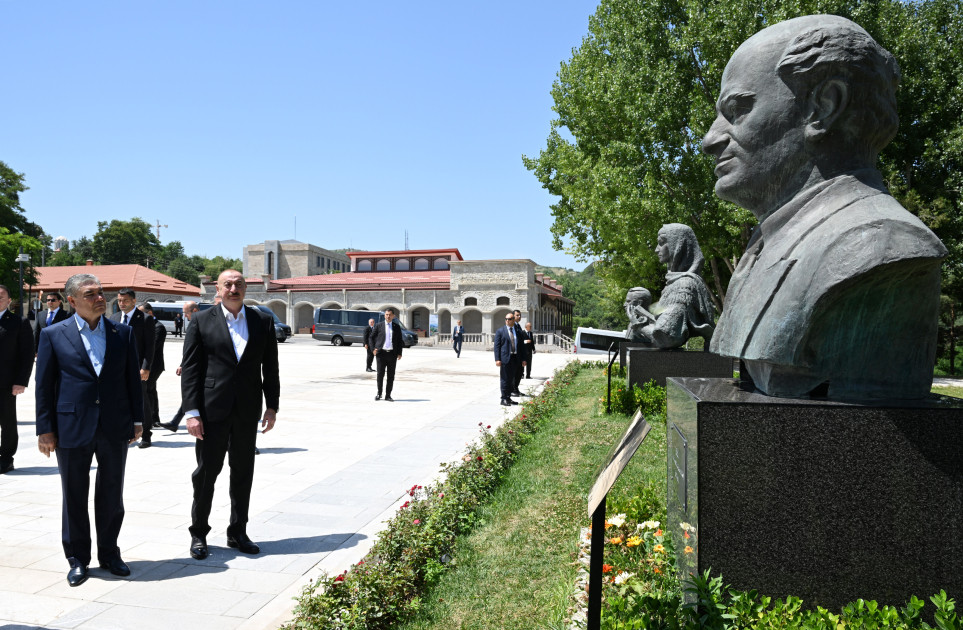 Prezident İlham Əliyev və Türkmənistan Xalq Məsləhətinin sədri Şuşada Natəvanın, Bülbülün və Üzeyir Hacıbəylinin gülləbaran edilmiş heykəllərinə baxıblar<font color=red> - FOTOLAR</font>
