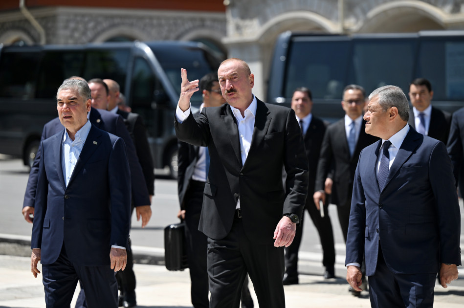 Prezident İlham Əliyev və Türkmənistan Xalq Məsləhətinin sədri Şuşada Natəvanın, Bülbülün və Üzeyir Hacıbəylinin gülləbaran edilmiş heykəllərinə baxıblar<font color=red> - FOTOLAR</font>