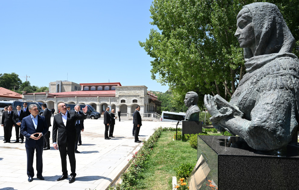 Prezident İlham Əliyev və Türkmənistan Xalq Məsləhətinin sədri Şuşada Natəvanın, Bülbülün və Üzeyir Hacıbəylinin gülləbaran edilmiş heykəllərinə baxıblar<font color=red> - FOTOLAR</font>
