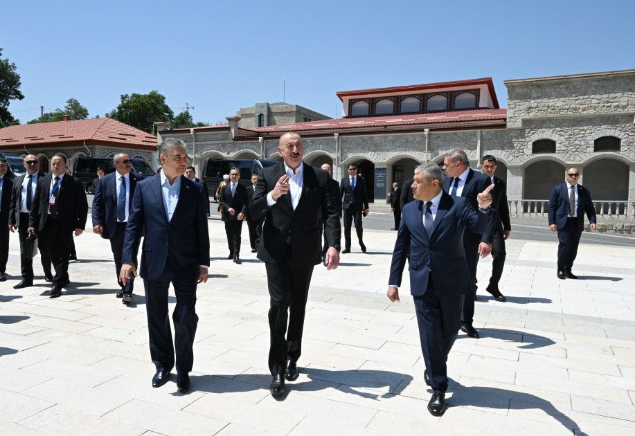 Prezident İlham Əliyev və Türkmənistan Xalq Məsləhətinin sədri Şuşada Natəvanın, Bülbülün və Üzeyir Hacıbəylinin gülləbaran edilmiş heykəllərinə baxıblar<font color=red> - FOTOLAR</font>