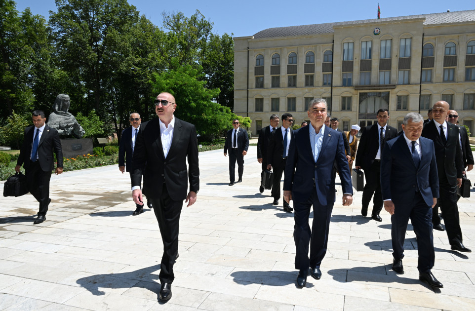 Prezident İlham Əliyev və Türkmənistan Xalq Məsləhətinin sədri Şuşada Natəvanın, Bülbülün və Üzeyir Hacıbəylinin gülləbaran edilmiş heykəllərinə baxıblar<font color=red> - FOTOLAR</font>