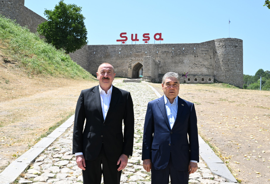 Prezident İlham Əliyev və Türkmənistan Xalq Məsləhətinin sədri Şuşada Natəvanın, Bülbülün və Üzeyir Hacıbəylinin gülləbaran edilmiş heykəllərinə baxıblar<font color=red> - FOTOLAR</font>